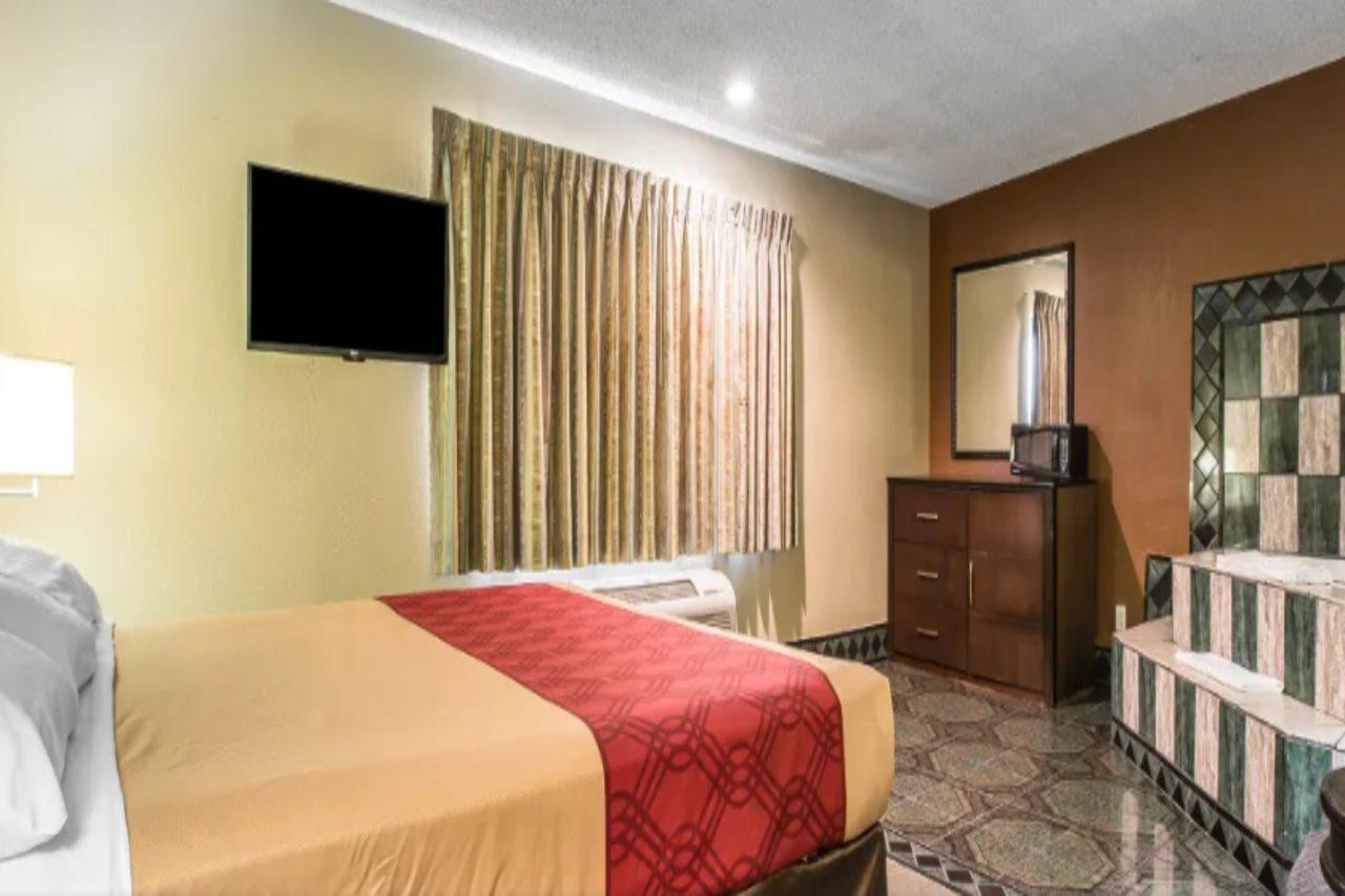 Baymont By Wyndham Ontario Hotel Luaran gambar