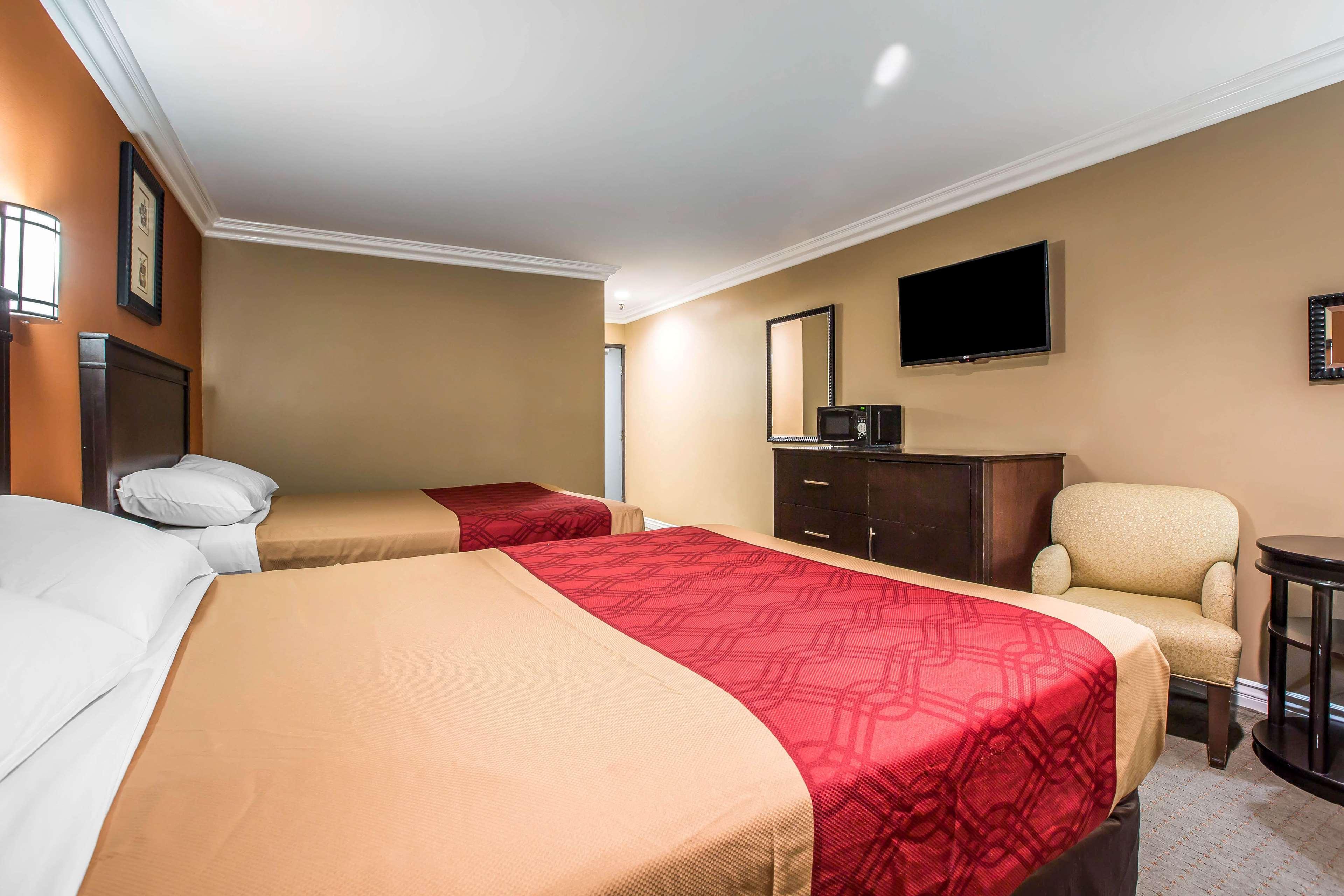 Baymont By Wyndham Ontario Hotel Luaran gambar
