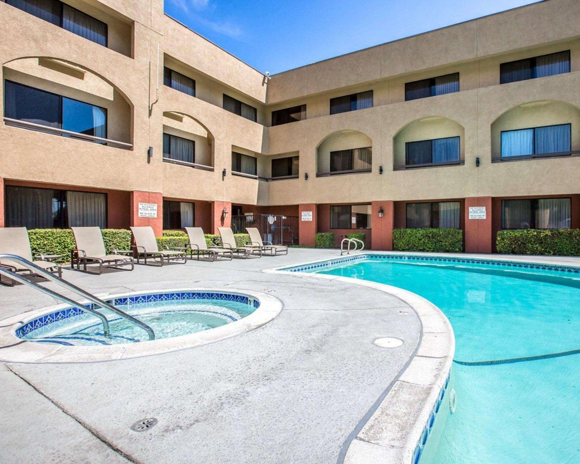 Baymont By Wyndham Ontario Hotel Luaran gambar