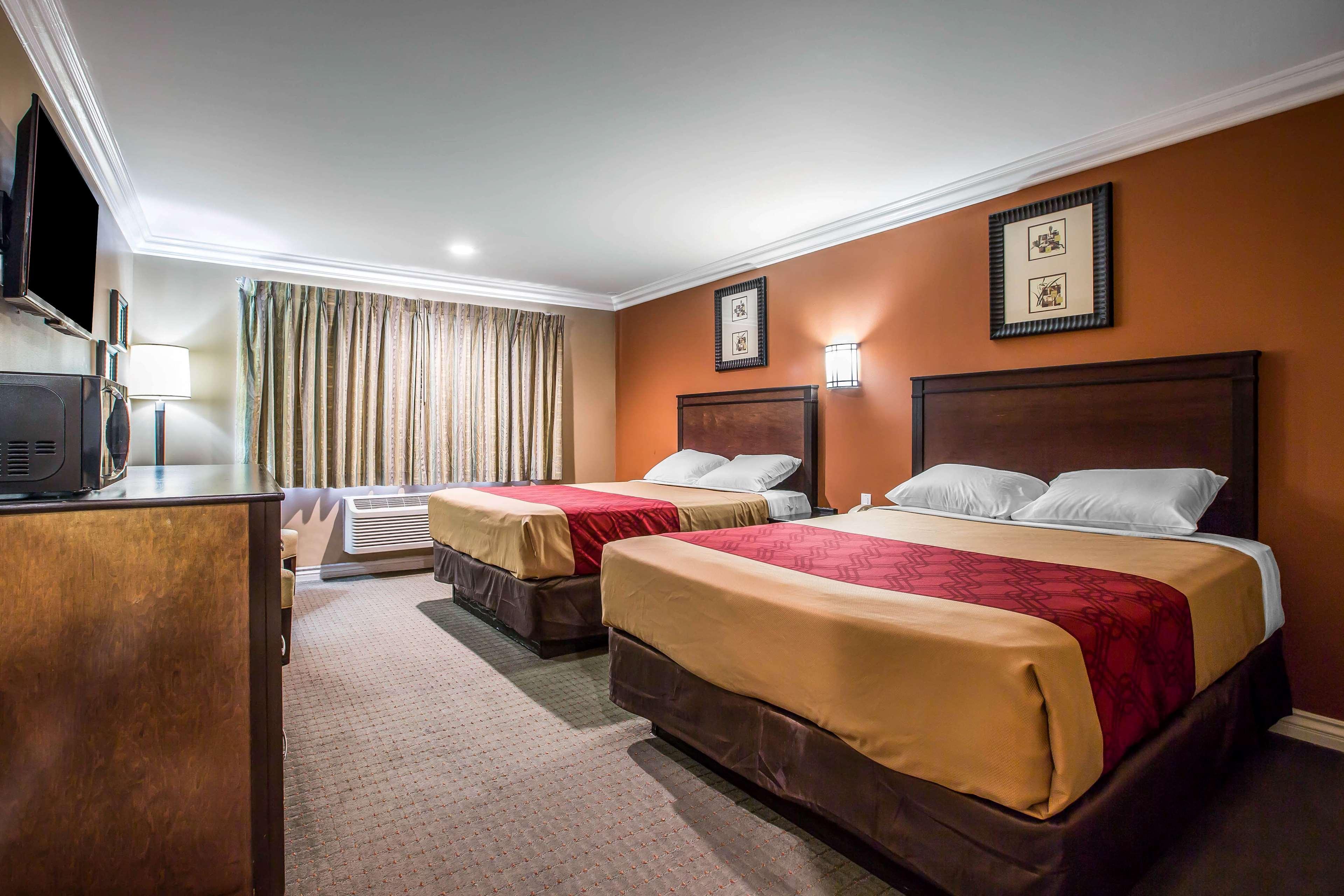 Baymont By Wyndham Ontario Hotel Luaran gambar