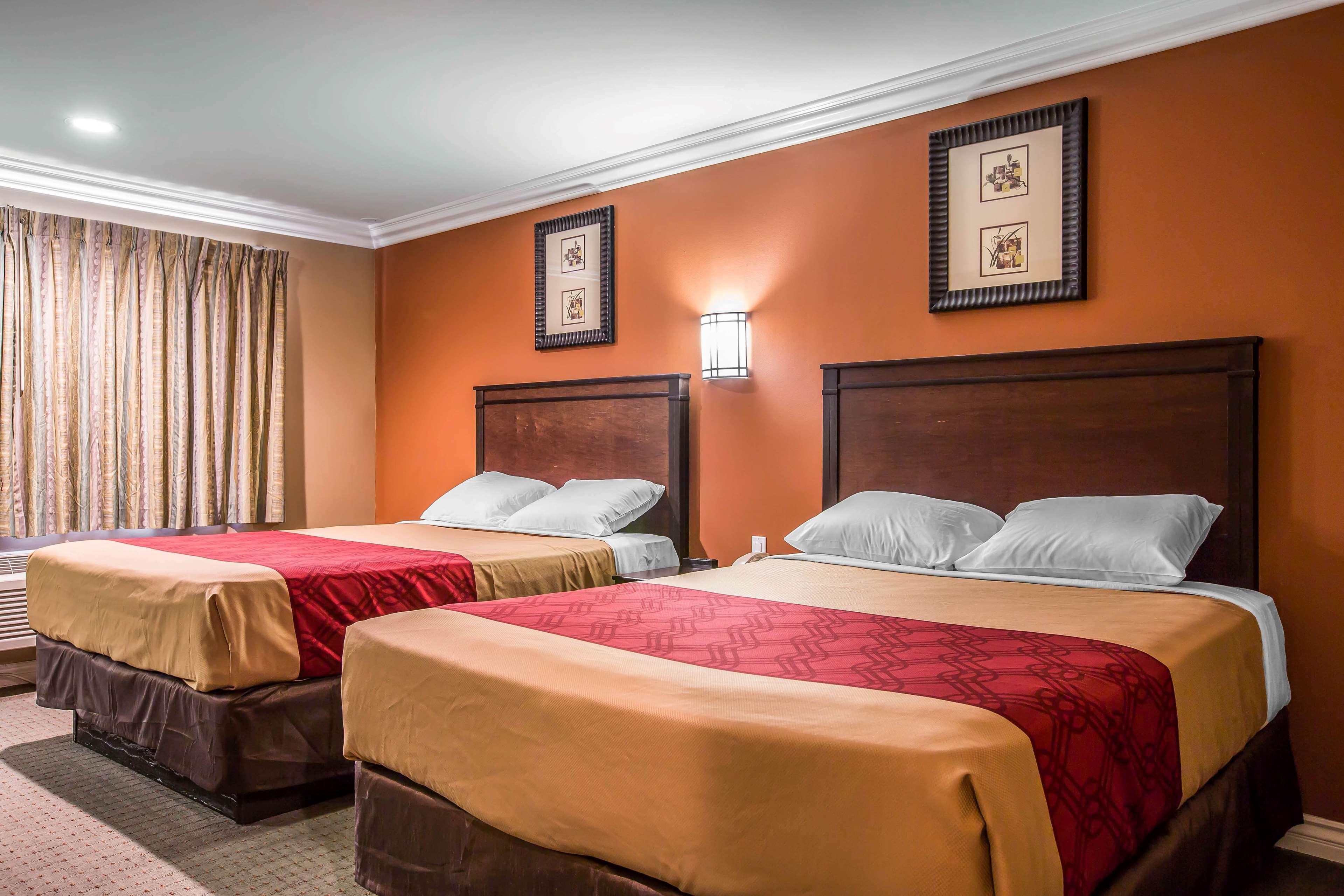 Baymont By Wyndham Ontario Hotel Luaran gambar